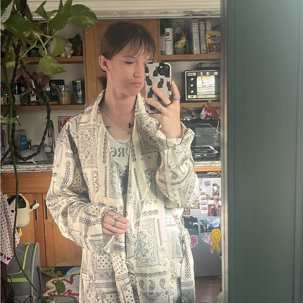 DOGG SUPPLY ROBE - Picture 3 of 4